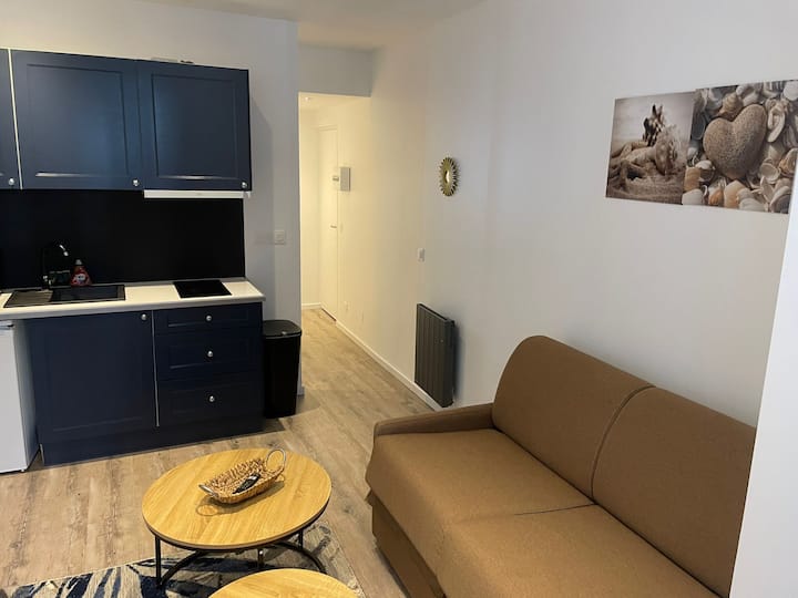 Диванът се разгъва за двама души