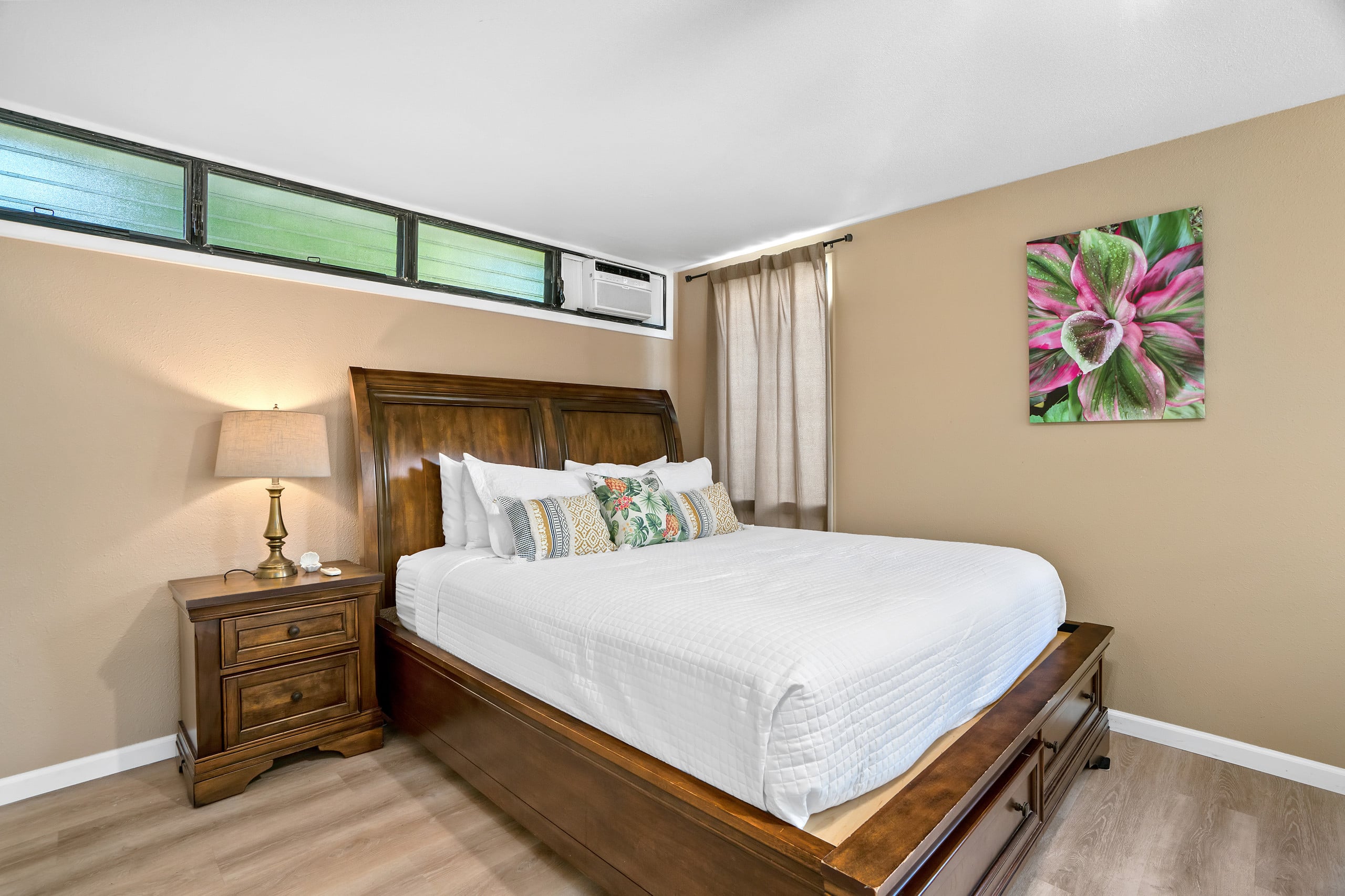 Lovely Corner Gem W/ Private Balcony, Fast WiFi - Image 10
