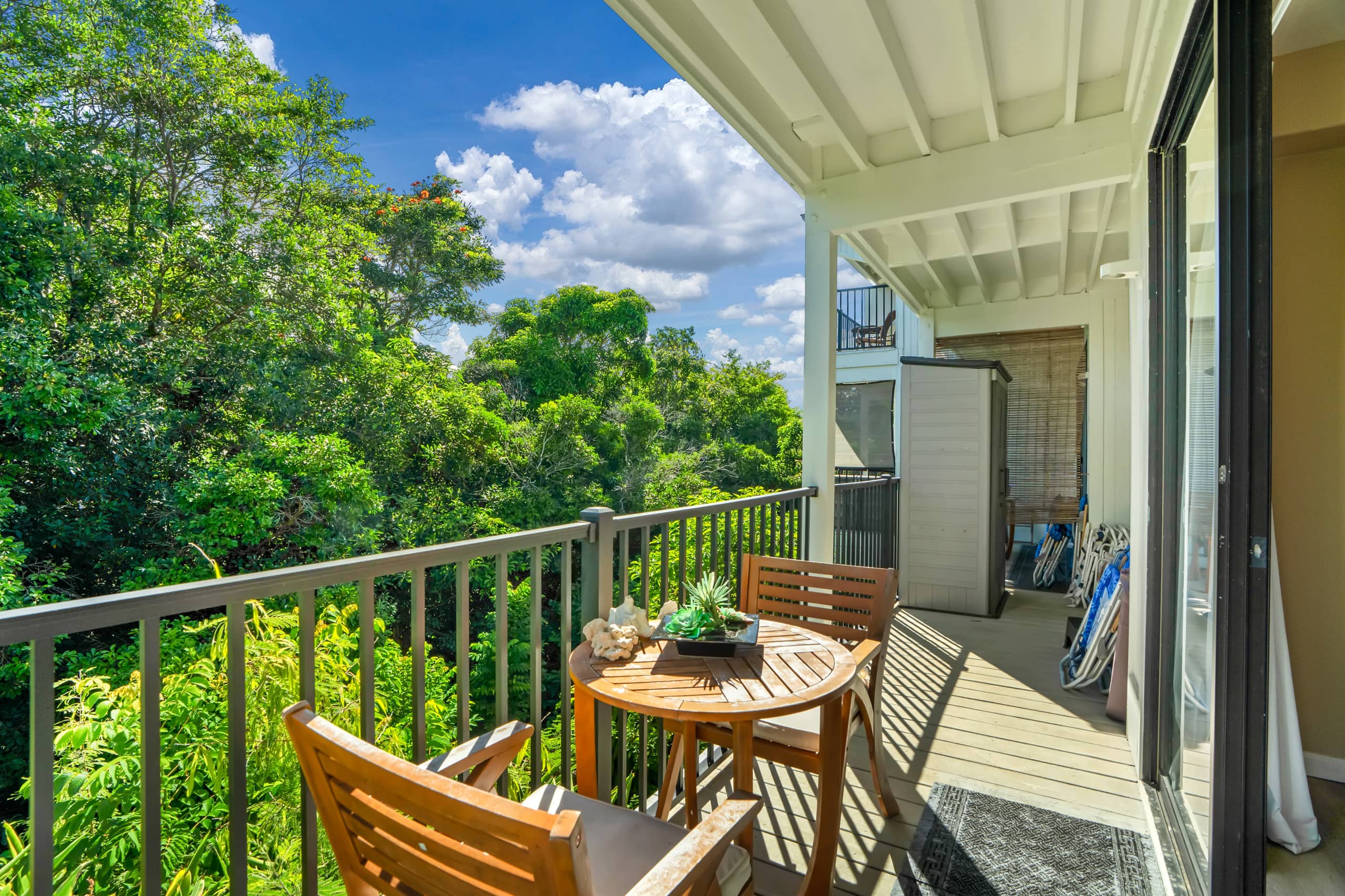 Lovely Corner Gem W/ Private Balcony, Fast WiFi - Image 1