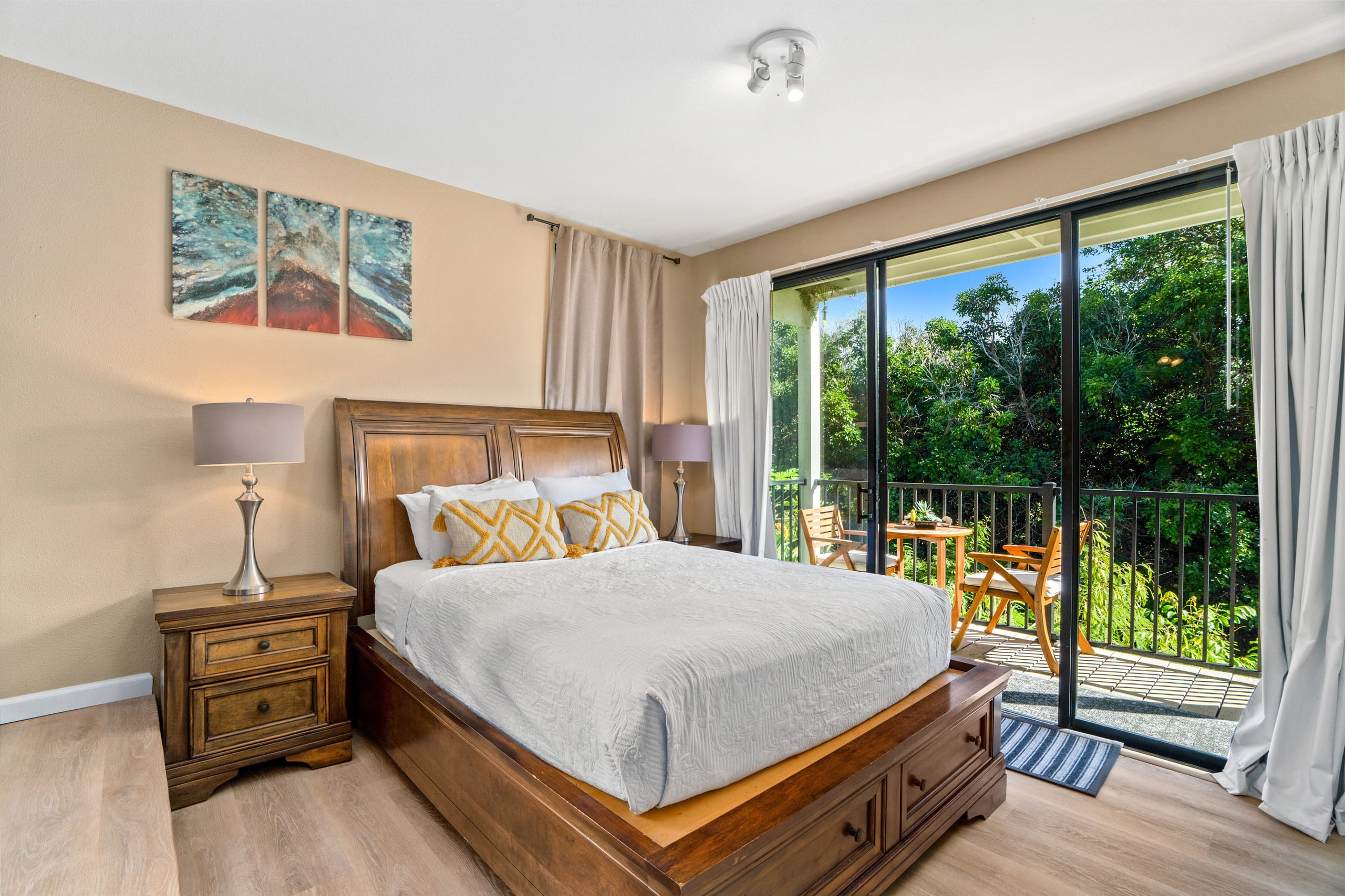 Lovely Corner Gem W/ Private Balcony, Fast WiFi - Image 12