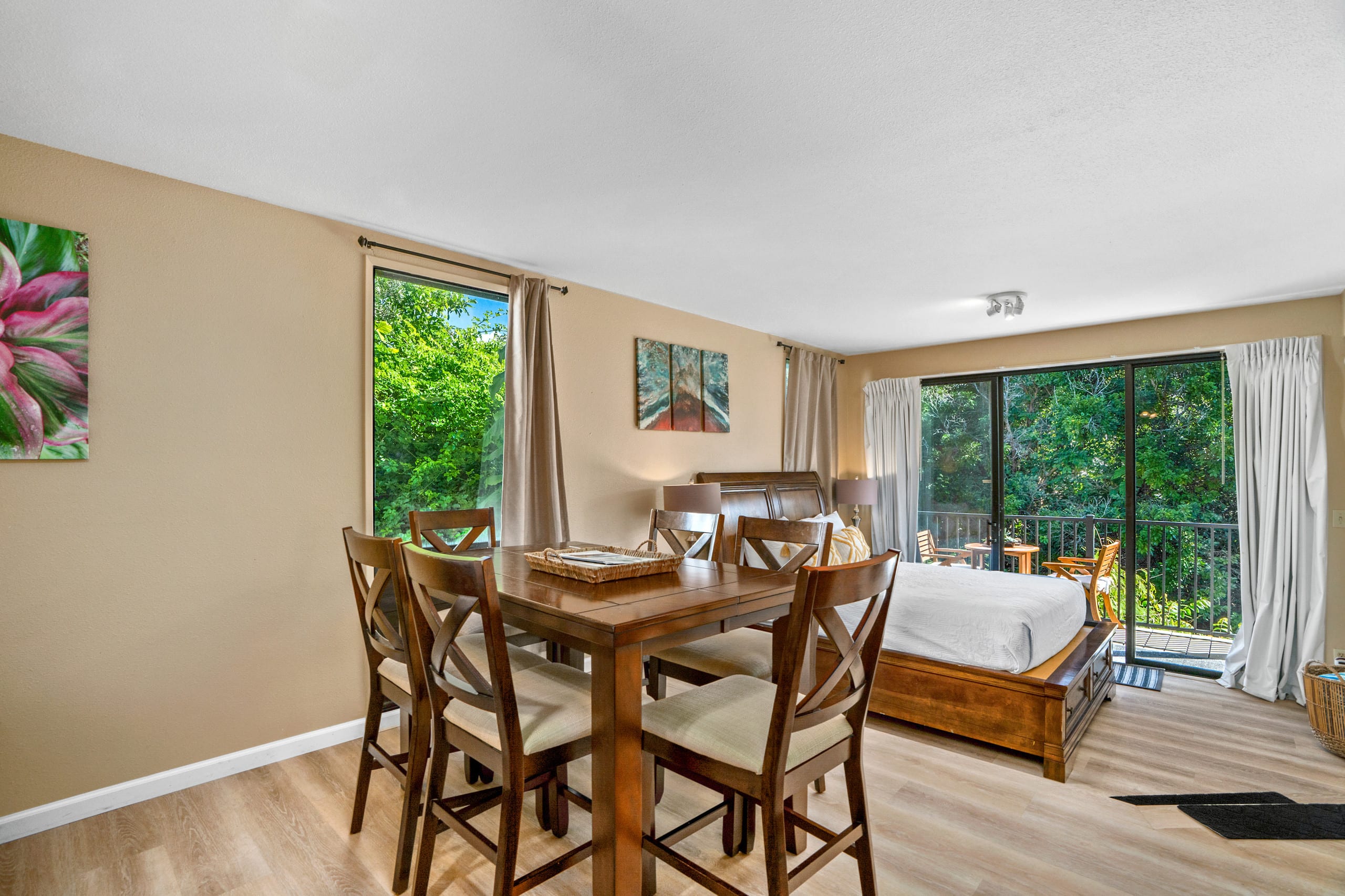 Lovely Corner Gem W/ Private Balcony, Fast WiFi - Image 6