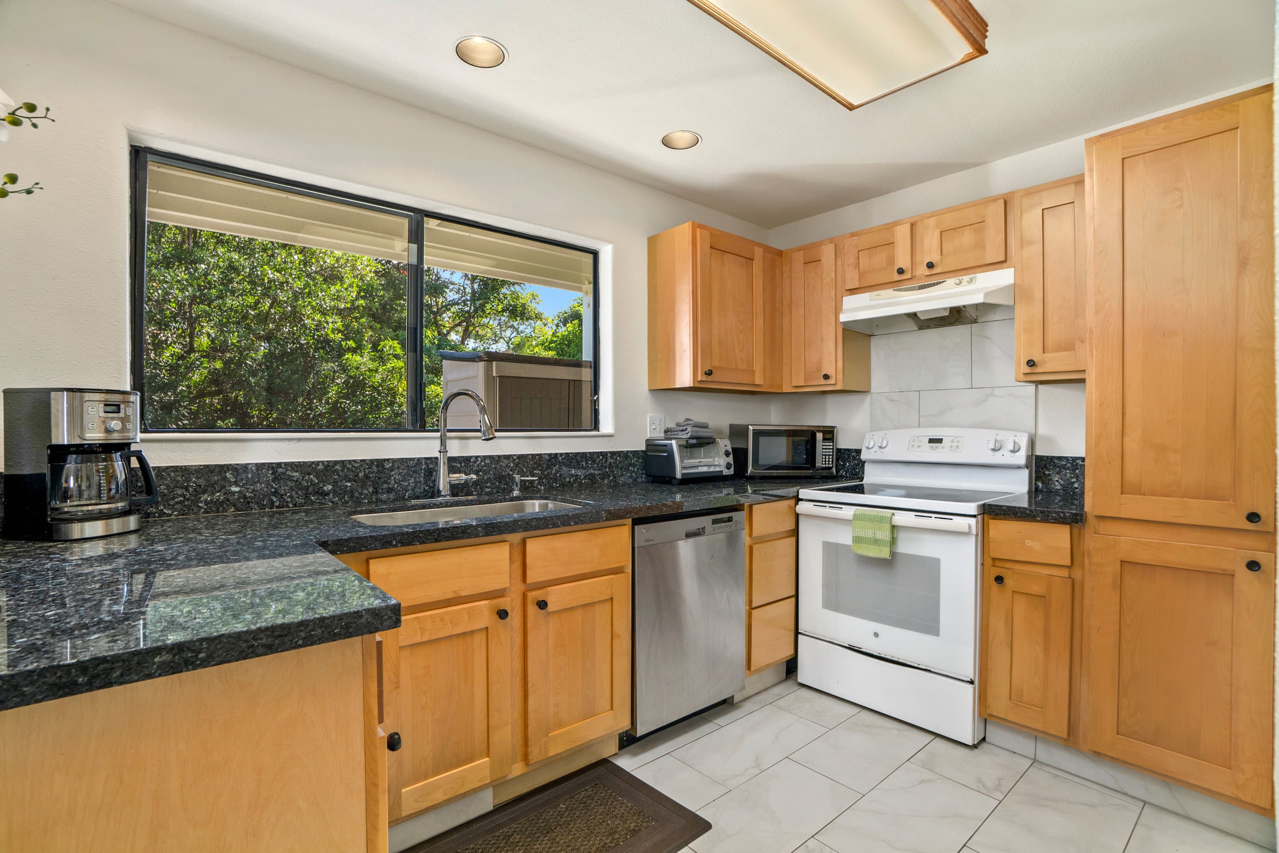 Lovely Corner Gem W/ Private Balcony, Fast WiFi - Image 2
