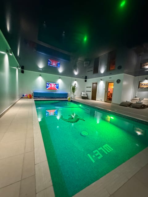 Devon Retreat,Indoor Pool,Hot-Tub,Sauna,Cinema,Gym