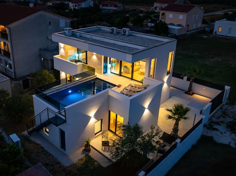 Exclusive house with pool on the upper floor near Zadar