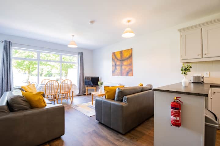 3 Bedroom Apartment Sleeps 5 Wifi Included - Galway