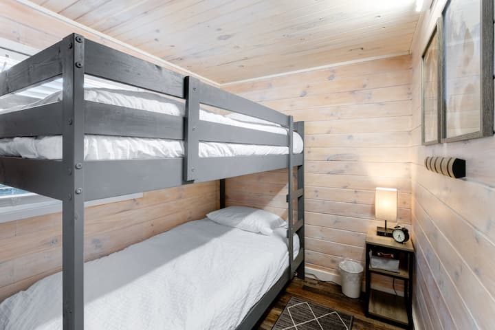 ห้องนอนที่สามมีเตียงสองชั้นโต๊ะโคมไฟและตะขอแขวนราวจับ มีพื้นที่สำหรับกระเป๋าสองใบใต้เตียงด้านล่างที่มีความสูงสูงสุด 8 นิ้ว (เตียงสองชั้นบนไม่เหมาะสำหรับเด็กอายุต่ำกว่า 6 ปีและน้ำหนักรวมสูงสุดสำหรับทั้งสองเตียงคือ 220 ปอนด์)