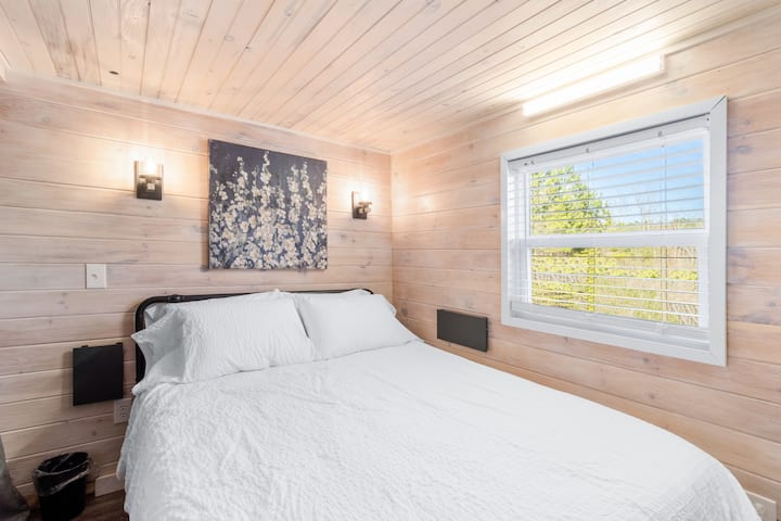 ห้องนอนหลักมีที่นอนเมมโมรี่โฟมขนาด 12 นิ้วขนาดควีนไซส์สแกนแบบหรี่แสงได้และชั้นวางของแบบพับได้   