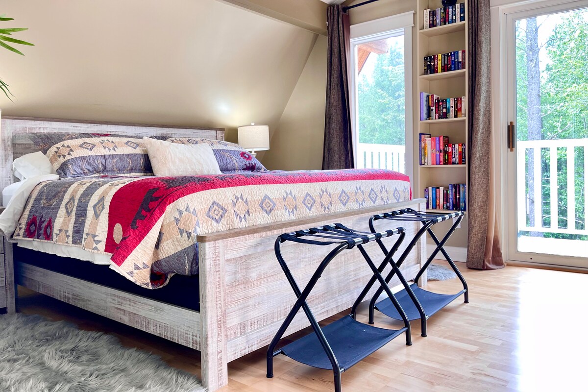 Este espacioso dormitorio tamaño king tiene todo lo que puedas desear. Hay portaequipajes para tu comodidad. Hay dos estanterías completamente abastecidas si quieres leer una. Hay tu propia terraza privada con vistas a los jardines y al estanque. 