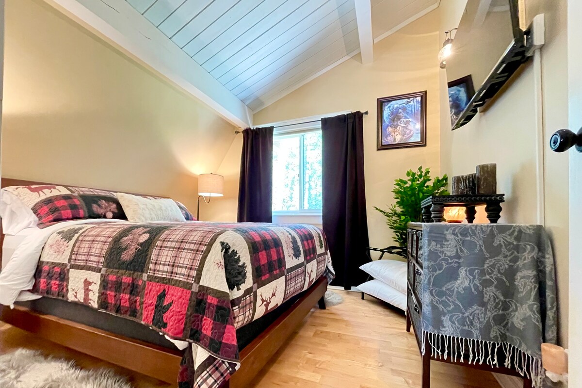 Este dormitorio queen es apto para...bueno, una reina. Alfombras suaves y cómodas, almohadas adicionales. Una cómoda linda para poner tus pertenencias. Hay una alfombra de cama negra en uno de los cajones, si la necesitas. Hay dos portaequipajes en esta habitación, si lo necesitas.