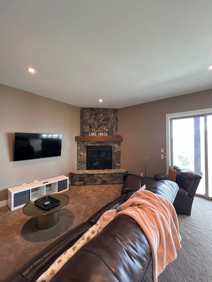 Wine Cellar Getaway With Lake Views - Peachland