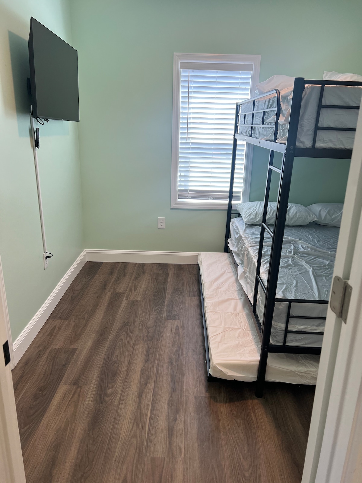 两张全尺寸双层床，带拉出式单人床 