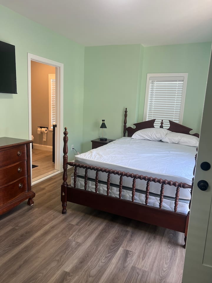 Dormitorio principal tamaño queen con baño completo. 