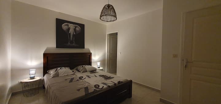 Hlavná spálňa so 160 cm posteľou, šatňou a sprchovacím kútom