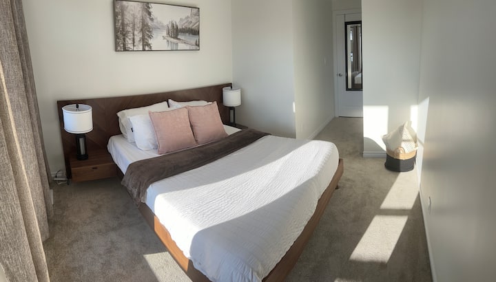 Vybavené krásnym balkónom s výhľadom na prednú stranu domu. 