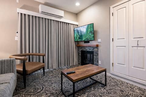 Top Airbnb: 2BR Retreat 0.5 Mi to Yellowstone, Pool - Hot Tub in Bozeman / Gallatin County