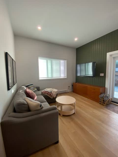Popular Airbnb listing: Birdies Grove in British Columbia
