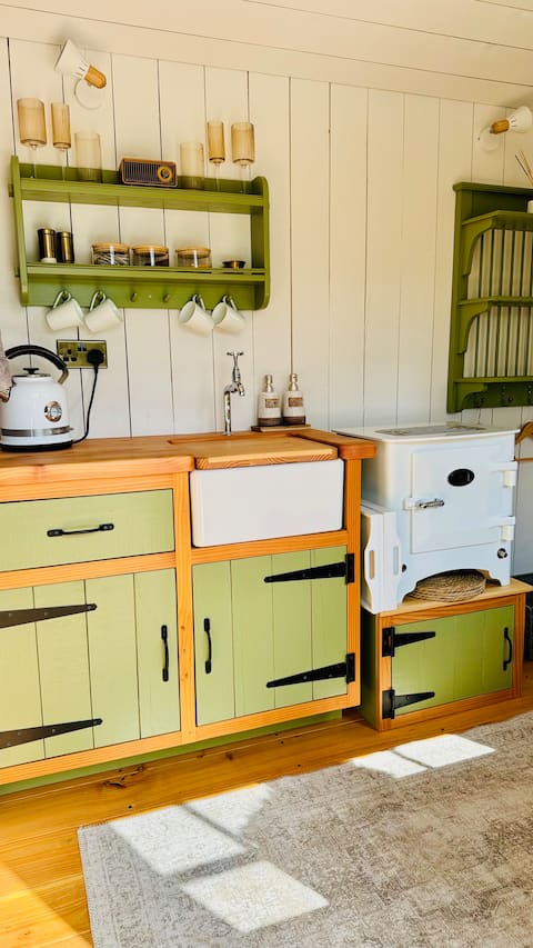 Top Airbnb: WillowBrook | Romantic Summer Retreat in Penzance in Penzance
