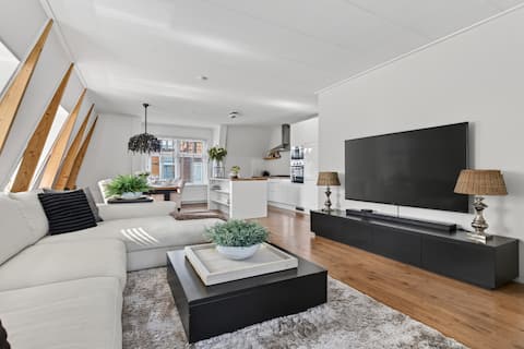 Top performing Airbnb: "It Koeshûs" 2 p. cozy sleeping in the heart of Sneek in Súdwest Fryslân