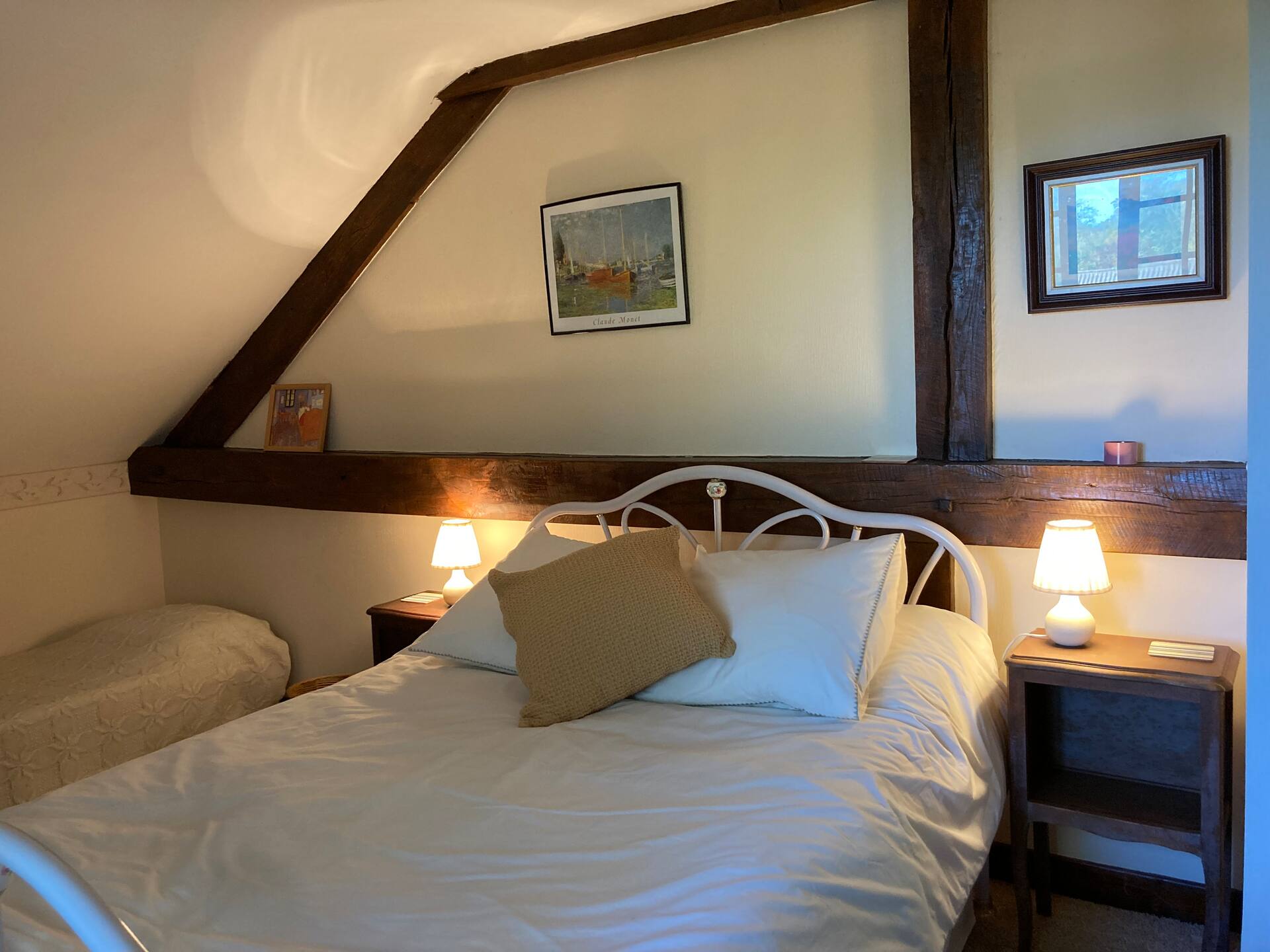 Chambre 2 — lit double, vue nature