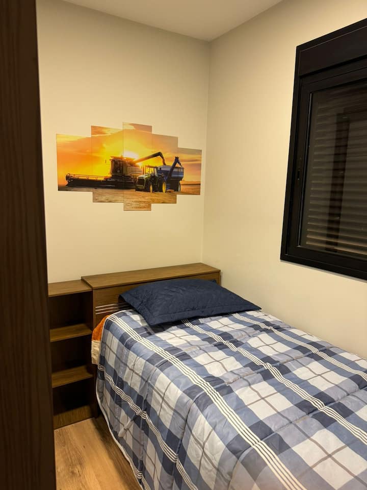 1 habitación doble con un bicama y un colchón auxiliar.