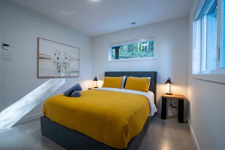 En la habitación de la planta baja, encontrará una cama queen, dos mesitas de noche y un mueble con espacio de almacenamiento.