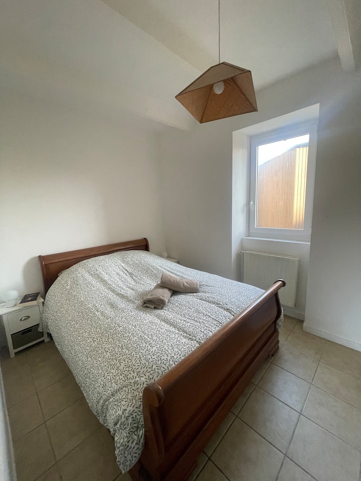 La chambre avec lit double au rez de chaussée 