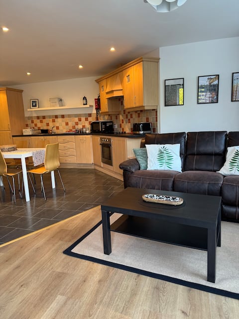 Top Airbnb: The Foothills: Ground floor modern 2 bed apartment in The Mournes