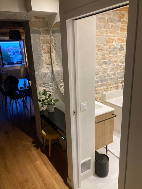 Top performing Airbnb: Authentique T2 lyonnais Classé 4 étoiles in Lyon 4e Arrondissement