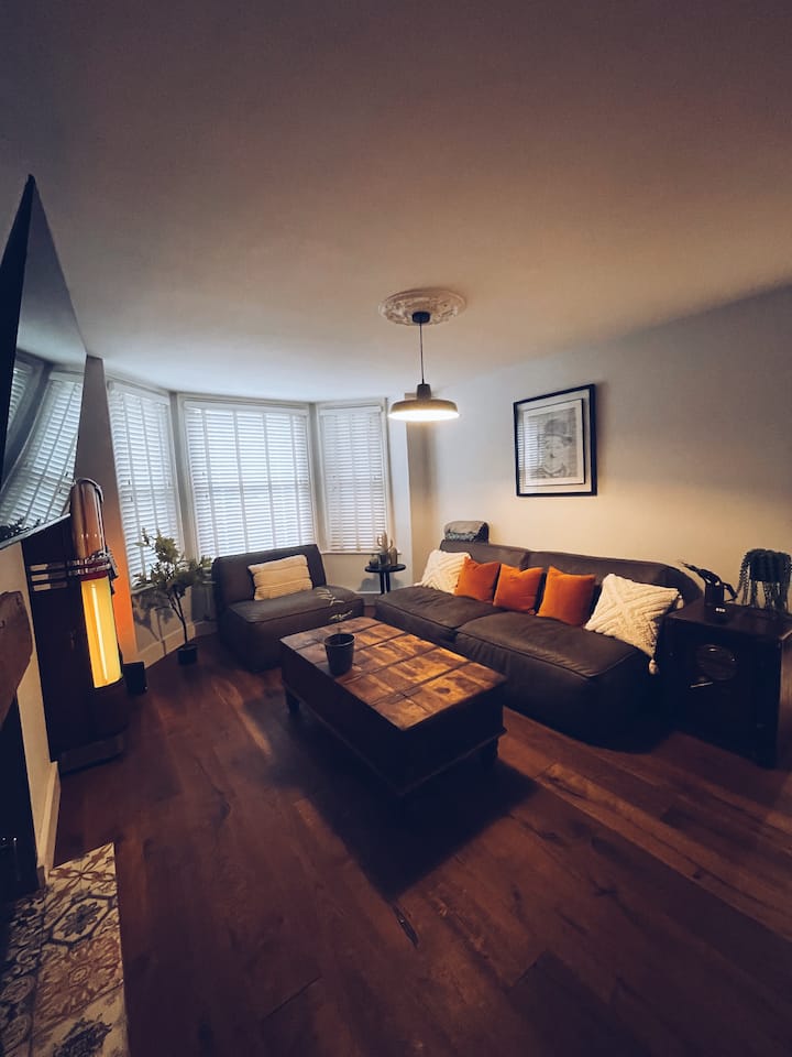 Cool + Spacious 2 Bed 2 Bath Apartment With Garden - Tonbridge