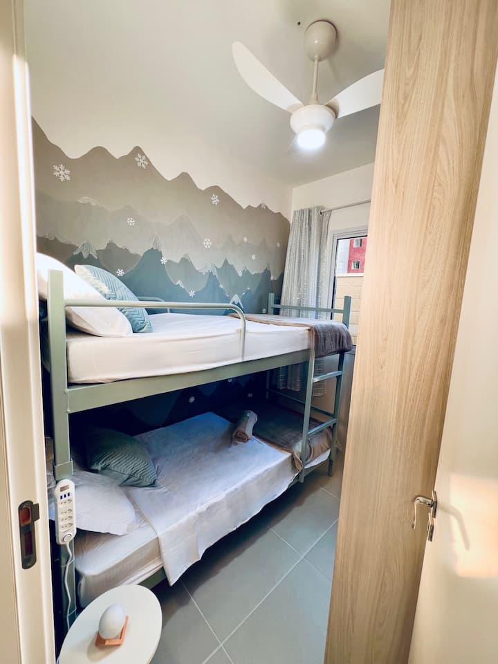 חדר שינה 2 - שתי מיטות יחיד (מיטת קומתיים)
שמיכות וכריות זמינות
Cortina blackout 90%
