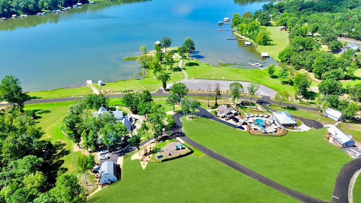 Magnolia Overlook - Lakefront Resort - Sleeps 93!