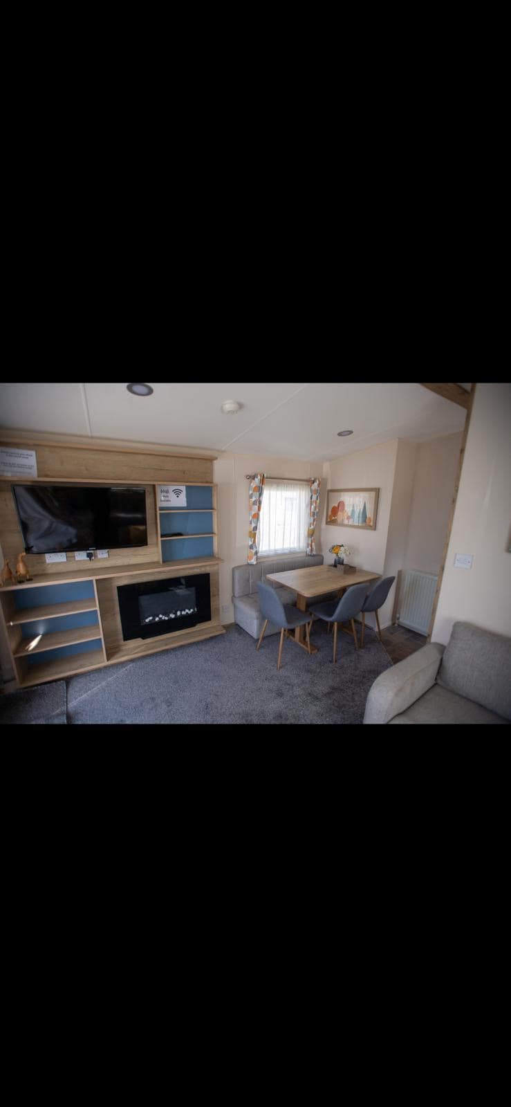 Zona e ngrënies që lidhet nga salloni në kuzhinë.