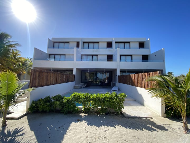 Paraíso en Uaymitún: 4 Rooms beach front with pool