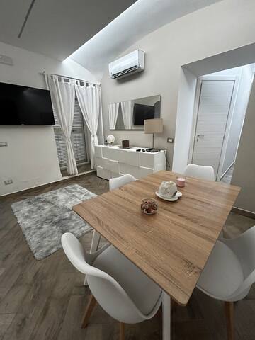 [Nalusa superior Chiaia]- a due passi dal mare.