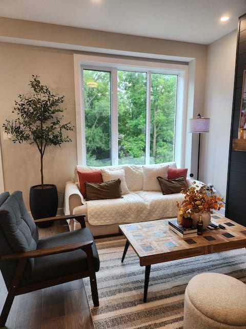 Cozy 2-Bedroom w/ Private Bathroom near London