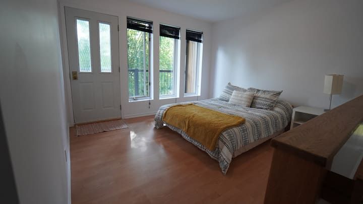 Ბუდუარი საწოლითა და აივნით