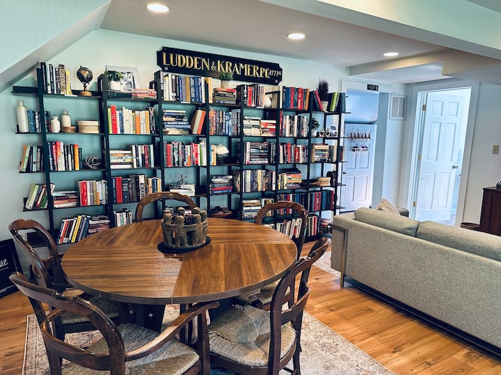 הסלון משמש גם כספרייה עם מדפים מכל הז'אנרים. לקרוא, להירגע או להעמיד פנים לאווירה אינטלקטואלית. בונוס: ספרים שלא סיימתם, נשארים אצלכם; בלי דמי איחור, בלי שיפוט.  ושולחן כיפי לחטיפים. 