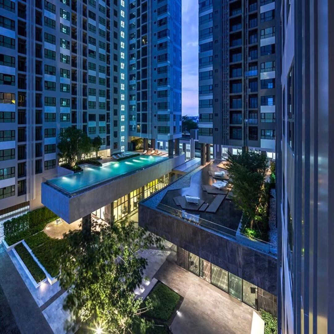 Custom V Pattaya The base sea view internet famous infinity pool, double bedroom plus single ...