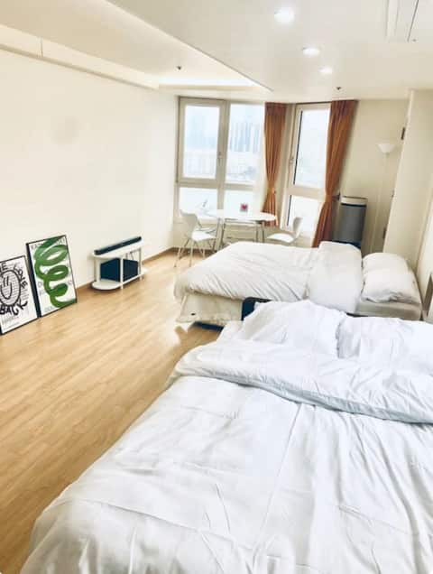 Gwangan Ocean View
Pet accompanying accommodation
Accommodation for up to 4 people,
LG Styler, LG Pet Air Purifier
LG Beam Projector