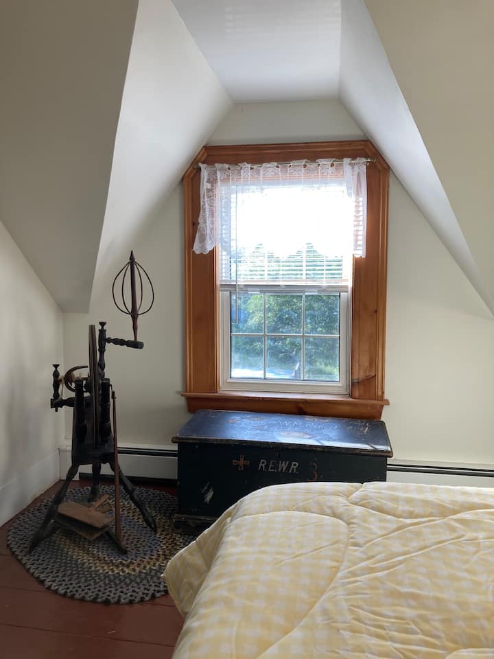 Во спалната соба 3 има доволно утринска светлина.