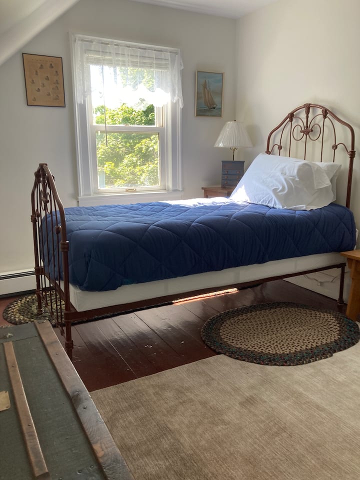 Вечерно светло струи низ прозорецот на спалната соба 2.  Удобен, ретро брачен кревет (широк 150-179 см) чека еден гостин. Може да се претвори во двокреветна соба со брачен кревет (широк 150-179 см) кој е погодно чуван во плакарот.