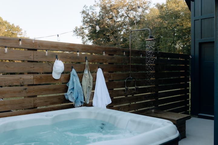 Cozy Tiny Cabin with Hot Tub near Fall Creek Falls