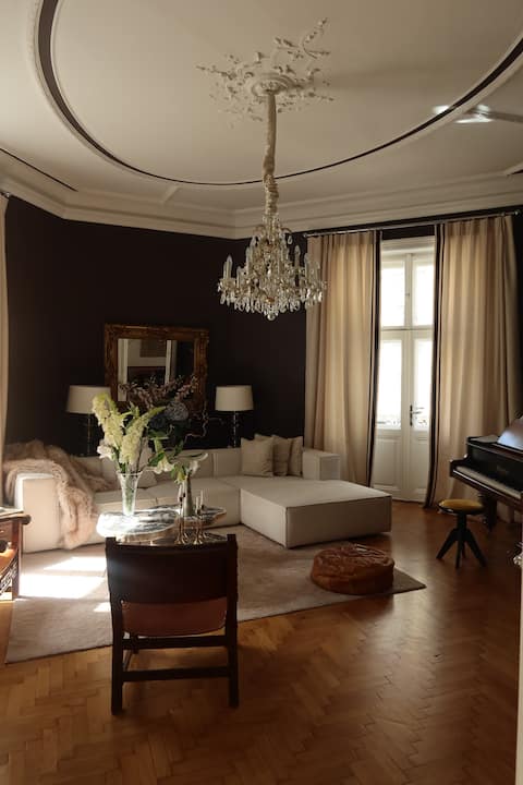 Beliebte Airbnb-Anzeige: Palais living, awarded by Andrew Martin Design in Alsergrund