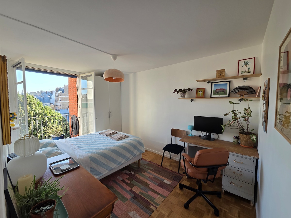 ห้องนอนที่ 2 มีแสงแดดยามเช้า พื้นที่ทำงาน ระเบียง และวิวที่เงียบสงบ