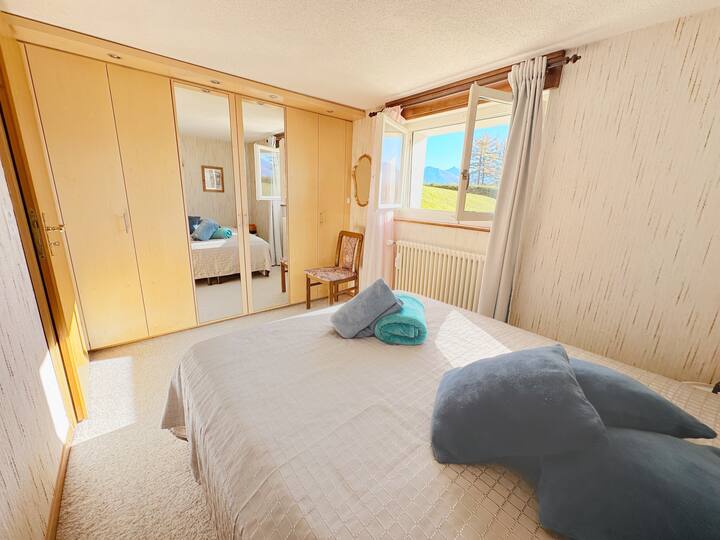 Një dhomë gjumi dopio me dollap të personalizuar prej druri të imët në panje, me pamje nga jugu me diell, 1 krevat dopio 1,6 metra x 2 metra
