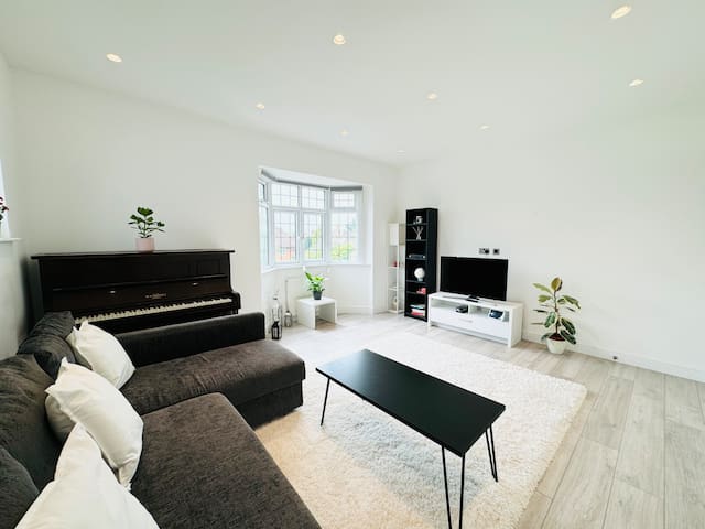 Fresh Hampstead Apartment Next to Station