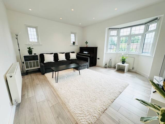 Fresh Hampstead Apartment Next to Station gallery image 3