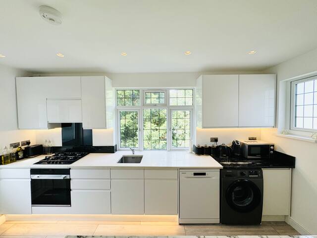 Fresh Hampstead Apartment Next to Station gallery image 2