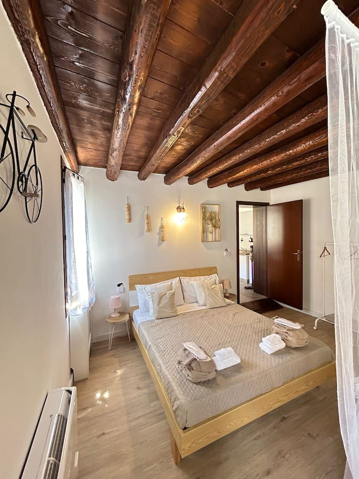 Голема спална соба.