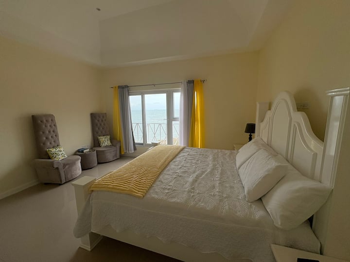 阳光房。醒来欣赏美丽的海景  